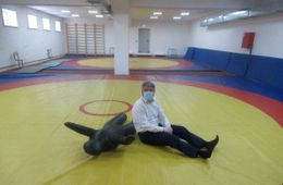 Глава Бурятии в ходе проверки избирательного участка кинул на прогиб манекен (видео)