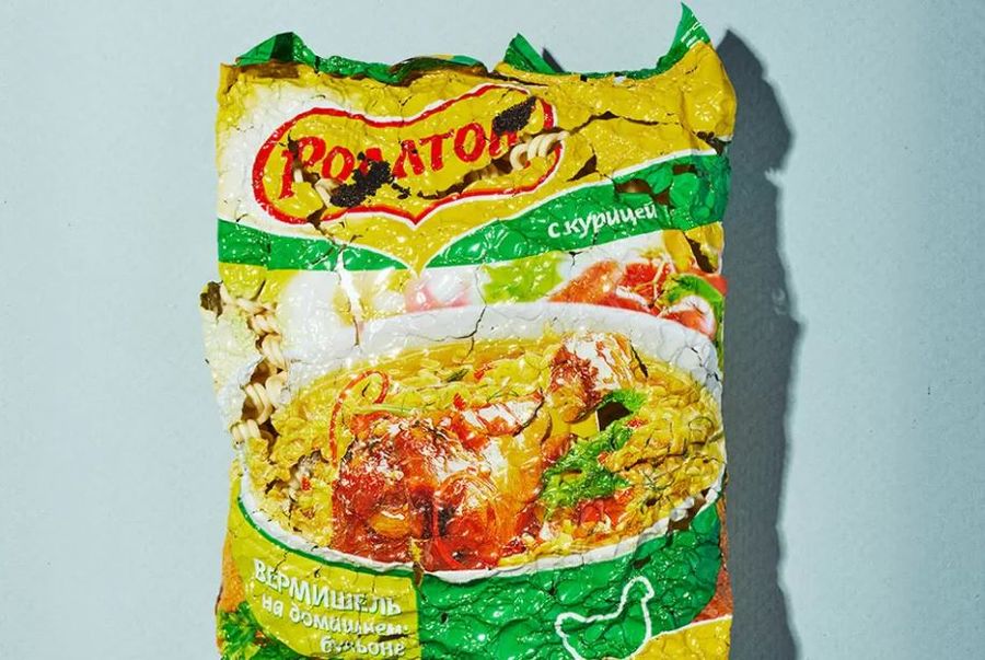Роллтон, консервные банки и пачки из-под сигарет: Иркутяне торгуют помоями, выловленными в Байкале 