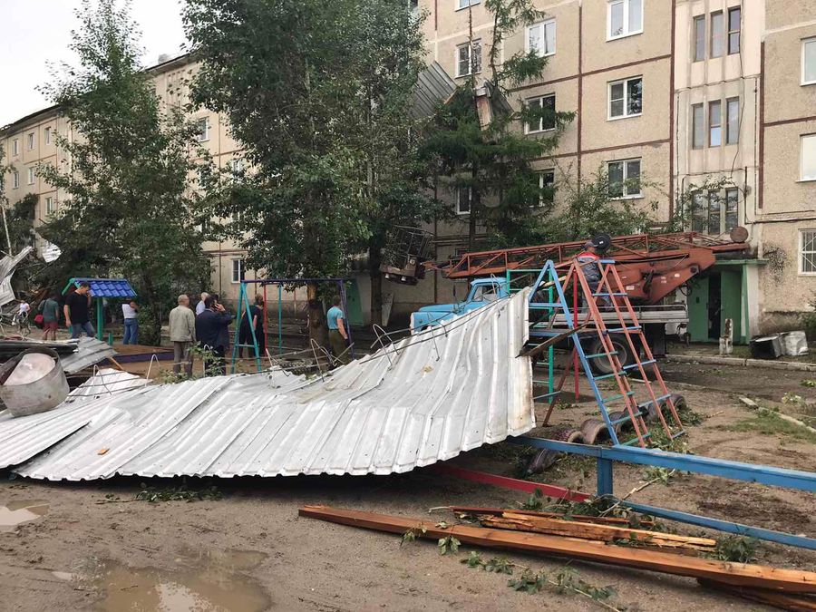 Шквалистый ветер в Чите срывает крыши домов и валит рекламные конструкции  (видео) 