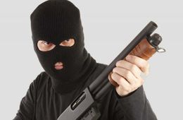 Пенсионерку в Забайкалье избили и ограбили, угрожая ружьем