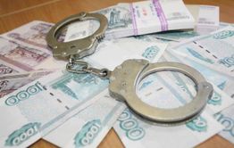 Управляющий банком оформлял кредиты по подложным документам