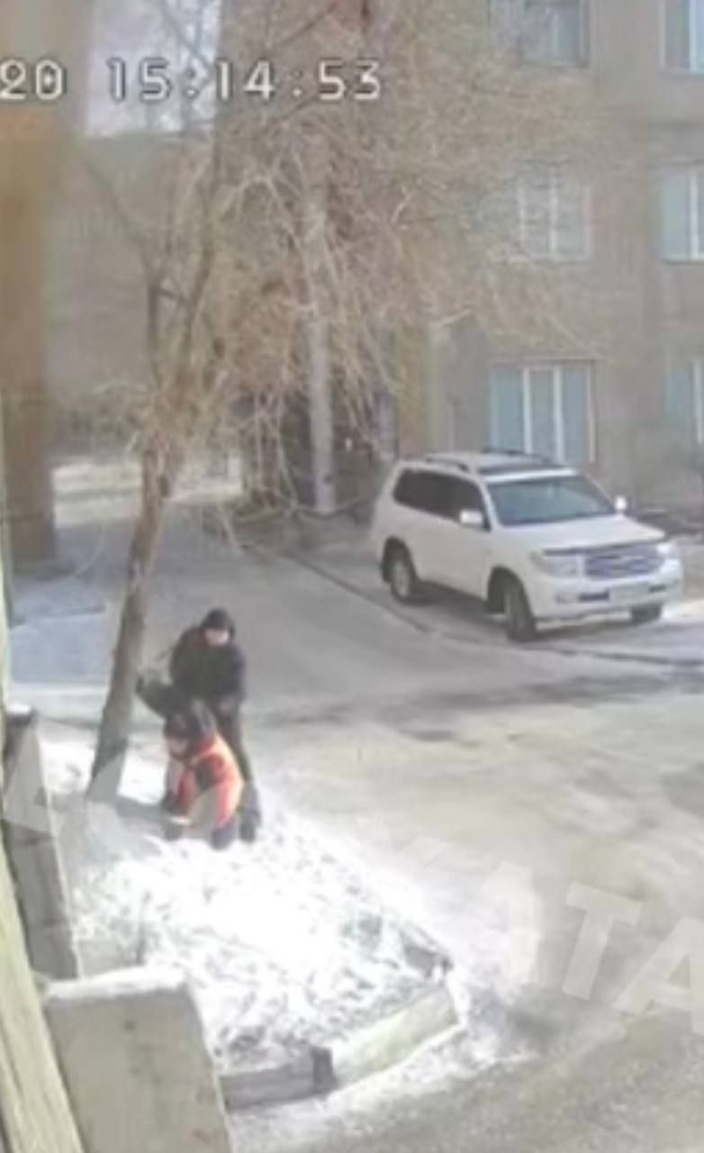 Экс-полицейскому, который избил тяжелобольного дворника, запретили выходить из дома 