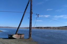 ​В разрезанном рекой Кайдалово избирком переплывает к избирателям на лодке