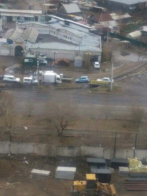 ​Ямы и провалы на дороге – проспект Белика в Чите перекрыли после дождя