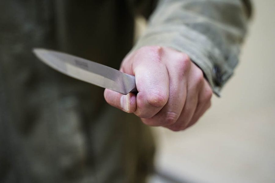 Состоящий на психучете 24-летний читинец ударил ножом в шею свою престарелую мать