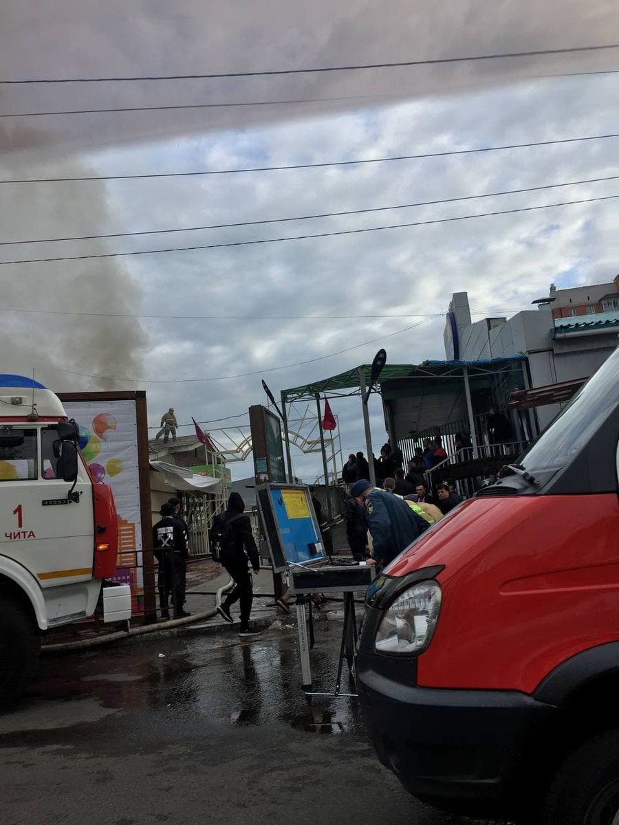 Букмекерская контора горит у ТЦ «Ся-Ян» в Чите