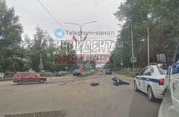 В Краснокаменске мотоциклист без прав врезался в иномарку, пострадали два человека
