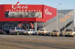 В Краснокаменске подростки после закрытия ТЦ пытались украсть одежду
