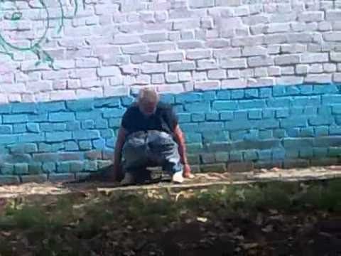 Читинцы сняли бомжа, гадящего около 