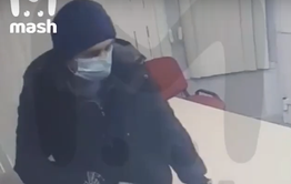 Грабитель, напавший на офис микрозаймов в Чите, переоделся и вернулся на место преступления