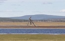 Покосившийся электрический столб может упасть в воду недалеко от Иргени