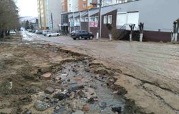 Вчерашний дождь размыл дорогу, сегодняшний сделал из нее месиво