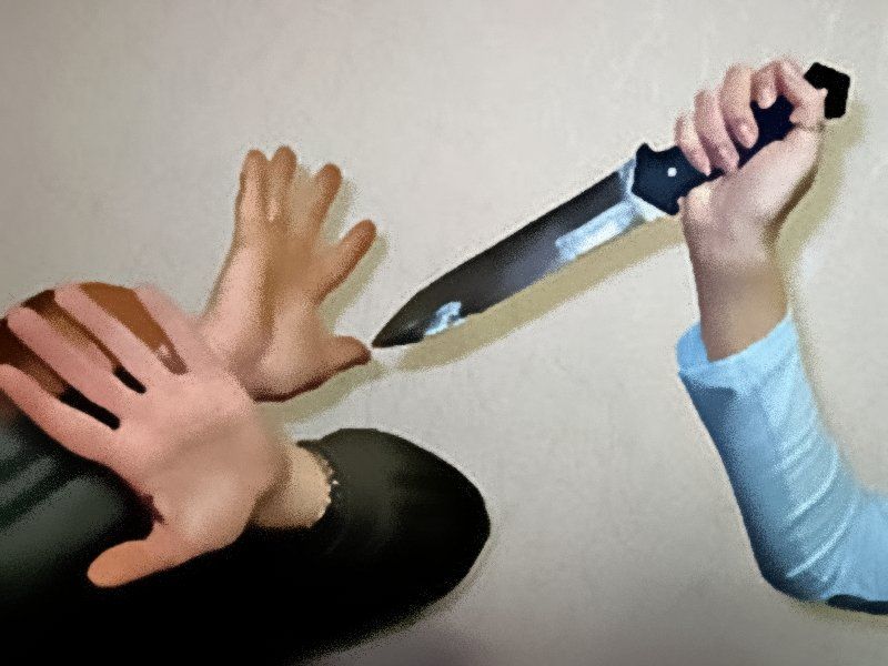 Супруги порезали друг друга во время пьянки в Забайкалье. Мужчина в итоге погиб. 