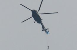 Парашютист зацепился за хвост вертолёта в Чите