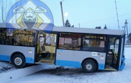 Автобус № 17 «ул. Верхоленская - ГРЭС» завис на бордюре в Чите
