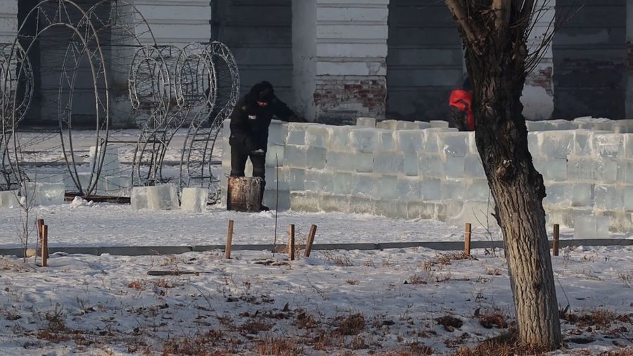 В древней столице Забайкалья заключённые возводят новогодний ледяной городок, а в Чите скоро будут работать библиотекарями