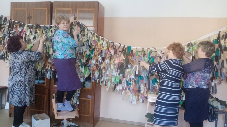 Не заметны для врага. Забайкальские учителя плетут маскировочные сети для участников спецоперации.