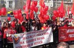 Первомай в Чите: Сталин, царь-батюшка и буузы всем!