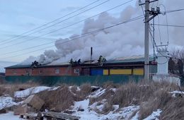 Склад с техникой загорелся в Чите