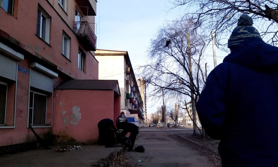 Мусор перед Кастринской, 3, начали убирать местные алкоголики после сюжета «Вечорки ТВ» (видео)