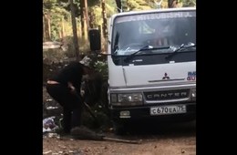 ​Забайкальцы заставили мужчину собрать мусор, выброшенный в лесу под Смоленкой