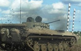 Контрактники ВВО обучаются управлению БМП-2 в Забайкалье