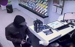 Разбойник с игрушечным пистолетом напал на два магазина в Ясногорске