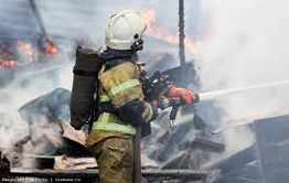 Пожарные спасли пожилую женщину без сознания из горящего дома в Чите
