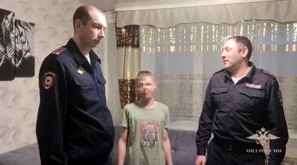 Подросток оказался на льдине. Его спасли полицейские