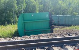 На ЖД в Забайкалье опрокинулись три вагона грузового поезда