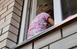 В Чите 6-летняя девочка выпала из окна 9-го этажа и погибла