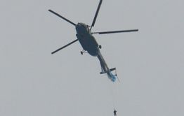 Парашютист зацепился за хвост вертолёта в Чите