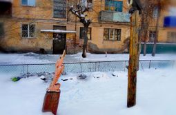 Деревянная инсталляция на басенную тему Крыло...