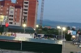 ​Девушка, которую сняли с крана на КСК 2 июля, та же самая, что залезла на него в мае — источник