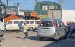 Таджики в Чите массово разгромили автомобиль