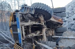 Водитель самосвала погиб в Могочинском районе после опрокидывания машины