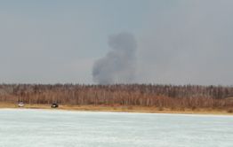 ​Больше 80 человек тушат пожар у Беклемишево — ликвидировать его не могут с 12 апреля