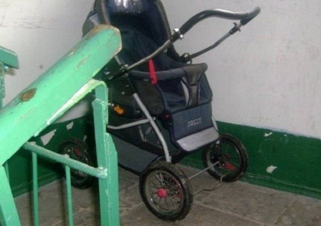 В Чите у беспечной мамаши угнали коляску