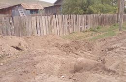Дорожники вывели трубу из водоотводной канавы на участок жительницы села Старый Олов
