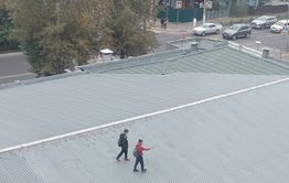 По крыше одного из торговых центров Читы гуляют дети