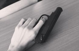Трое с пистолетом ограбили женщину возле рынка в Чите