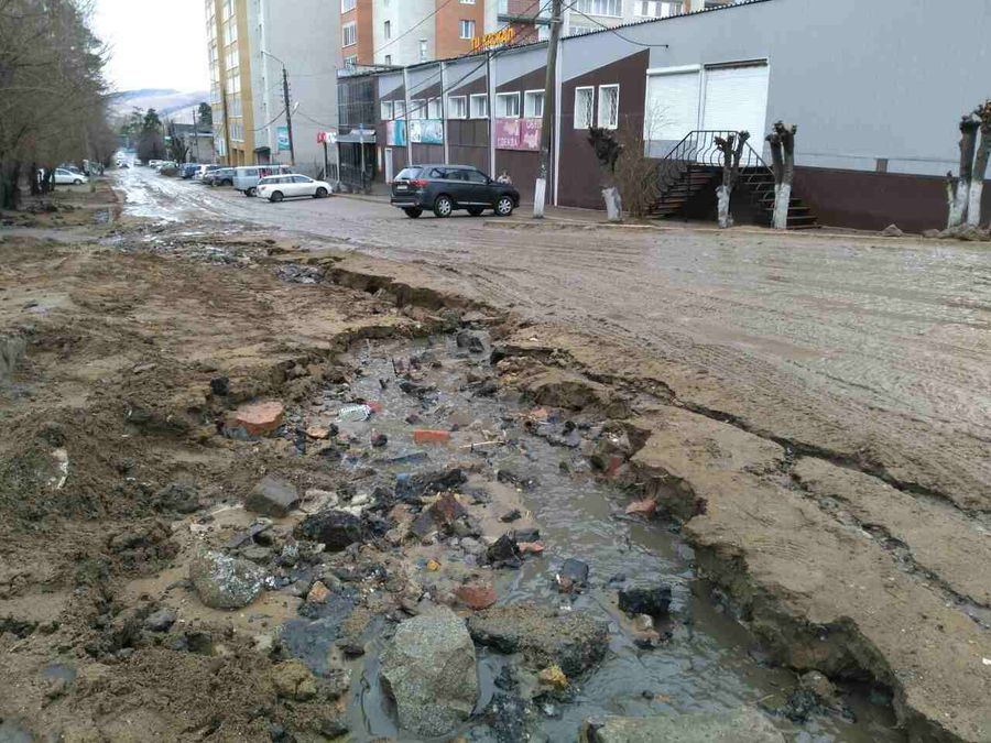 Вчерашний дождь размыл дорогу, сегодняшний сделал из нее месиво