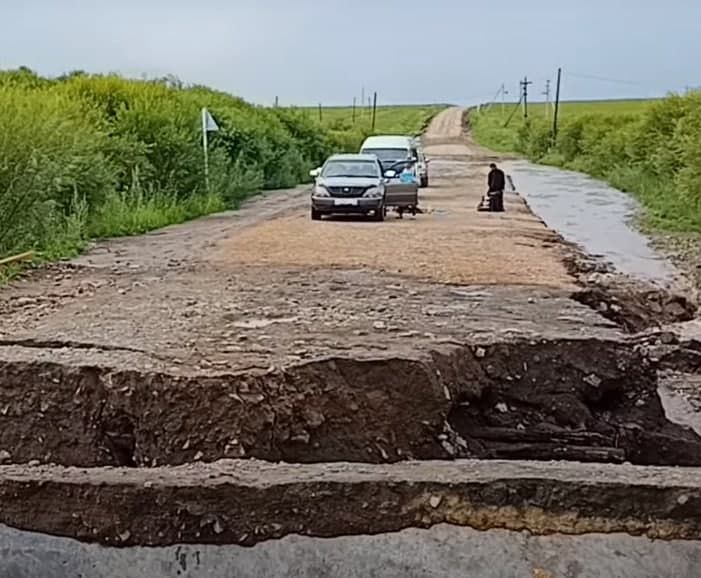 Дорогу на Вершино-Дарасунский снесло рекой