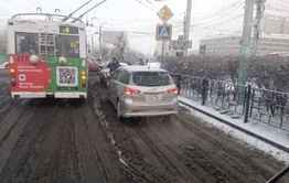 Пассажиры вытолкали троллейбус в Чите
