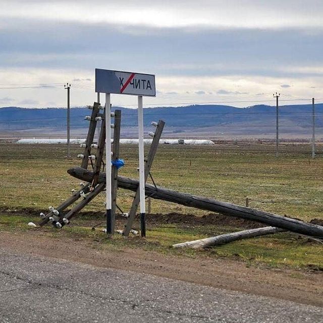 Четыре опоры ЛЭП повалил ветер в Верх-Чите