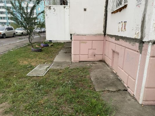 Родители ребенка, который выпал из окна в Чите, в момент падения были дома