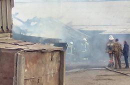 Четыре пожарных расчёта тушат пожар в Забайкальске