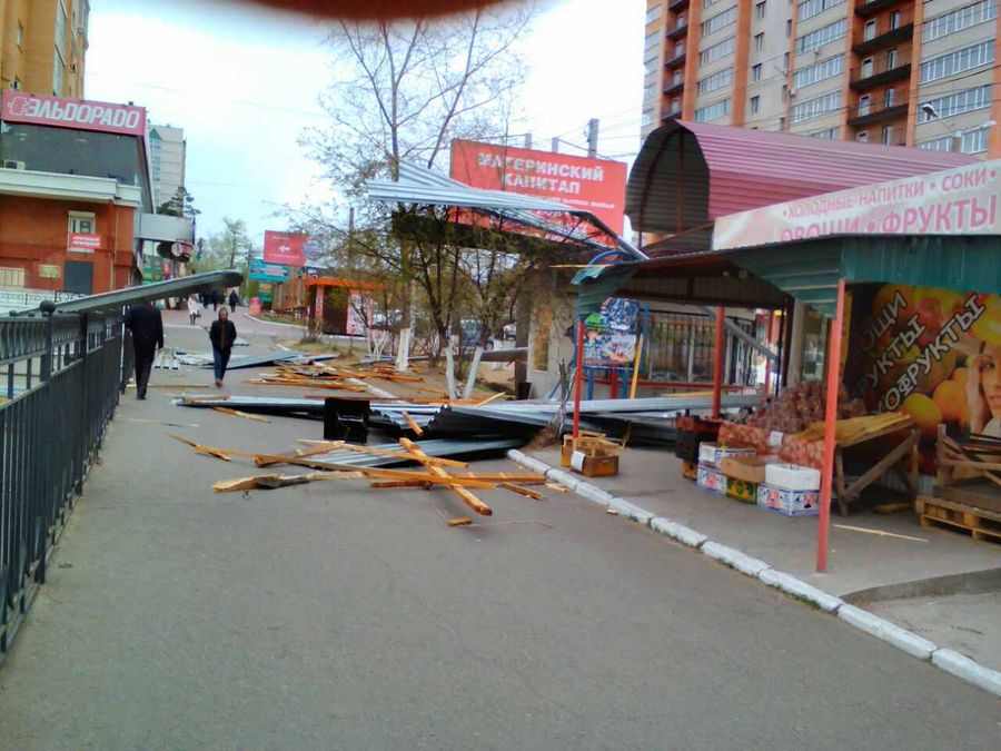 Женщина пострадала от удара сорванной ветром крыши в центре Читы