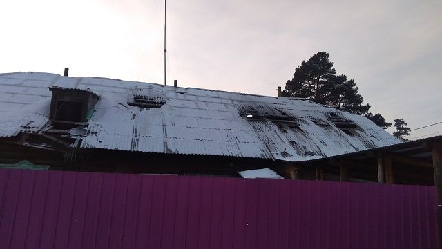 Дети замерзают в пострадавшем от пожара доме в Атамановке 