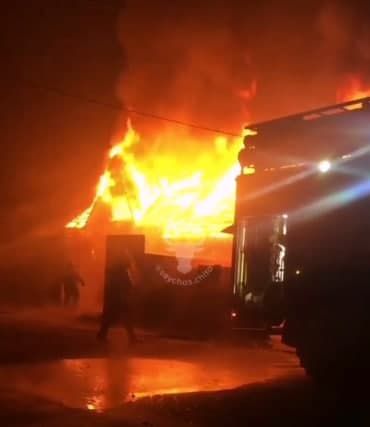 Жилой дом сгорел ночью в Смоленке (видео)